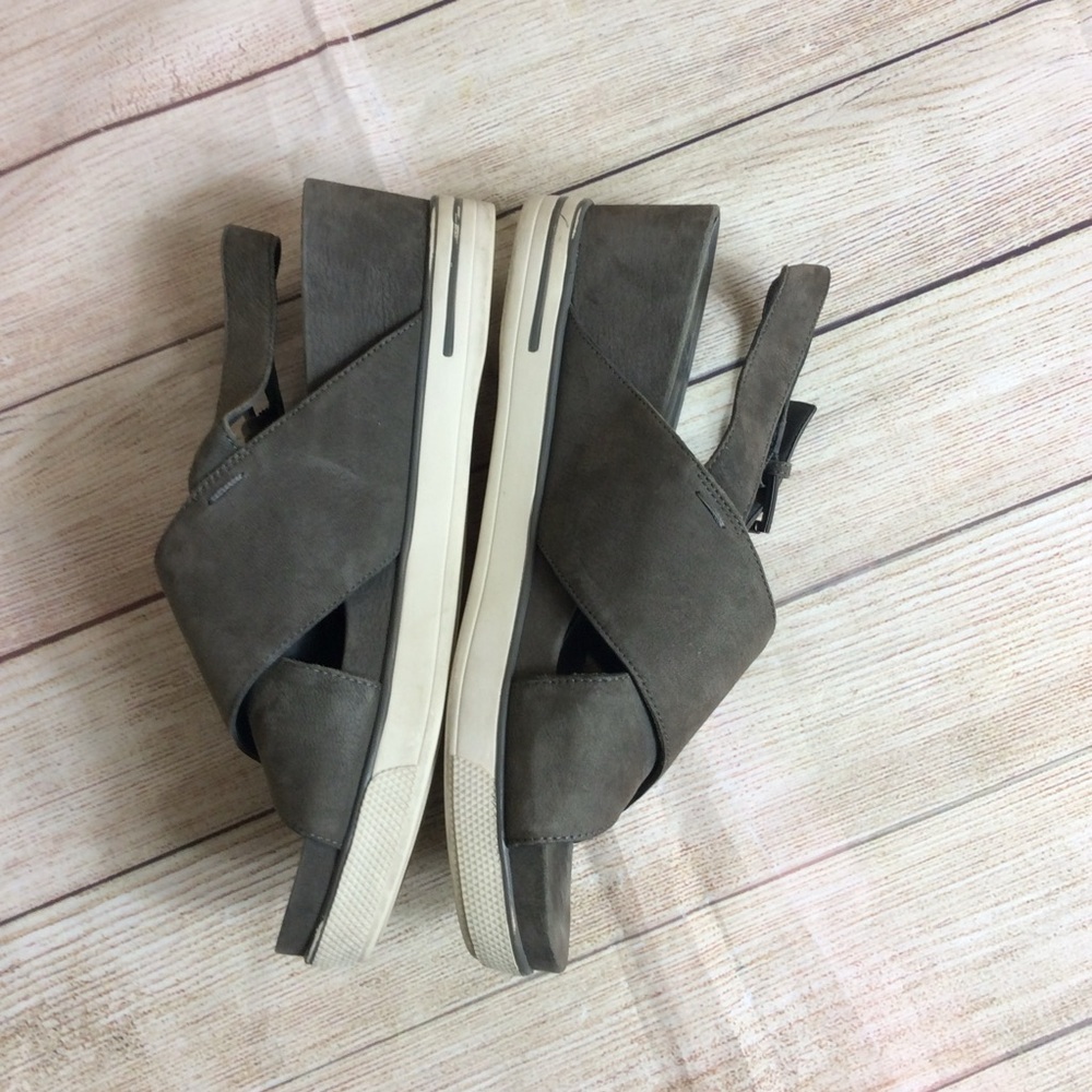 Eileen Fisher Good Criss Cross unbuckle leather sandal. Green. Size 9 - Picture 3 of 9